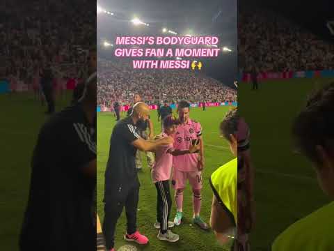 Messi&#039;s bodyguard let this young fan take a photo with Messi