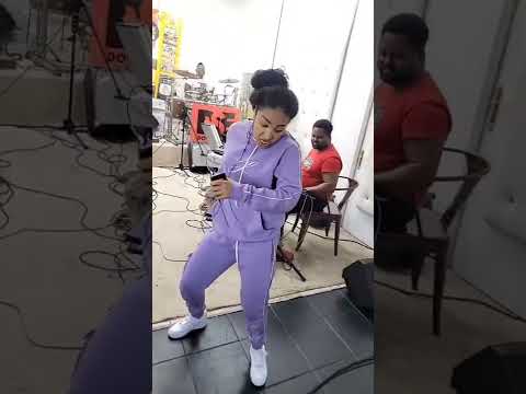 Shenseea doing the dirt bounce